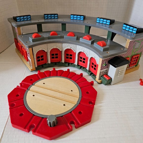 Thomas Wooden Train Set Roundhouse Roundabout Station Crovans Gate Shed w Sounds - Picture 9 of 14